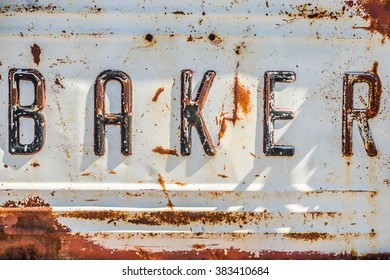 Oud roestig metalen oppervlak van een auto met vintage tekst