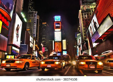 夜のニューヨーク タイムズ スクエア。すべてのロゴと商標は隠されています。私は、画像に合成されたすべての写真/アートの著作権所有者です。