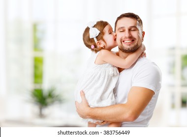 glückliche familie und vatertag. Kindertochter küsst und umarmt Papa