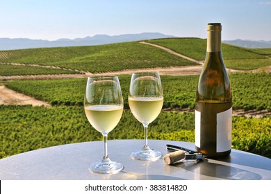 twee glazen witte wijn met uitzicht op Napa Valley