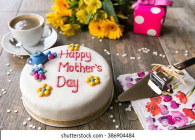 Muttertagskuchen, Blumen und Geschenk