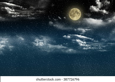 Hermoso cielo nocturno azul mágico con nubes y luna llena y estrellas