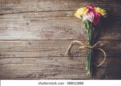 Nelkenblumen auf Holztisch