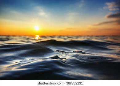 海の波をクローズ アップ、低角度のビュー、sunrsie ショット