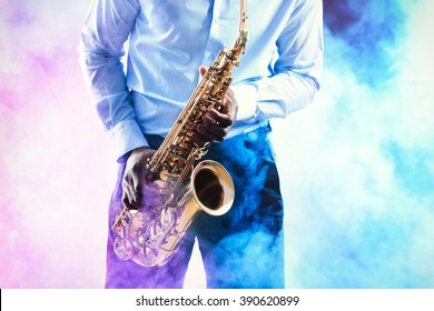 Nhạc sĩ nhạc jazz người Mỹ gốc Phi chơi saxophone trên nền khói đầy màu sắc