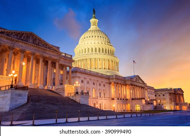 Gedung Capitol Amerika Serikat dengan kubah menyala di malam hari.