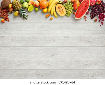 Latar belakang makanan sehat. Foto studio buah-buahan yang berbeda di atas meja kayu putih. Produk resolusi tinggi.