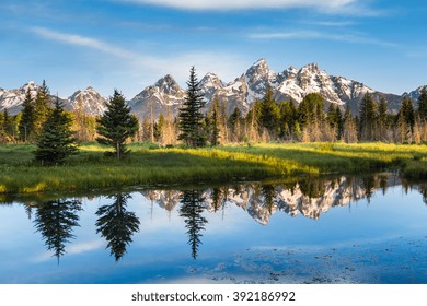 Una cordillera con su reflejo, el Parque Nacional Grand Teton, Estados Unidos. El paisaje es único y forma parte de las Montañas Rocosas. El Parque Nacional Grand Teton también es popular entre los fotógrafos de paisajes y naturaleza.