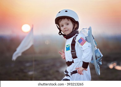 Preslatki mali dječak, obučen kao astronaut, igra se u parku s raketom i zastavom, sanjajući o tome da postane astronaut