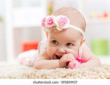 Portræt af smuk baby pige