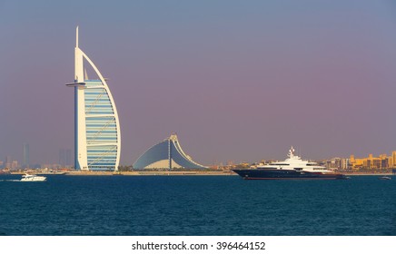 Kapal pesiar mewah di dekat pantai Jumeirah, hotel dan kapal di kota mewah Dubai, Uni Emirat Arab