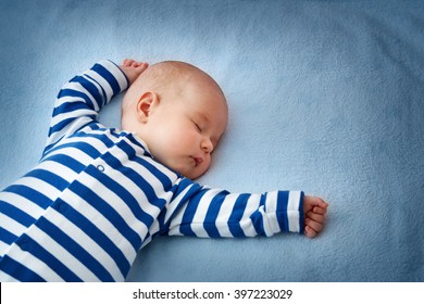 Baby sover i sengen