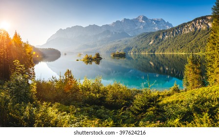 Uitzicht op de eilanden en het turkooizen water bij het Eibsee-meer aan de voet van Mt. Zugspitze. Ochtendscène. Plaats beroemde toevlucht Garmisch-Partenkirchen, Beierse Alpen, Europa. Artistieke foto. Schoonheid wereld.