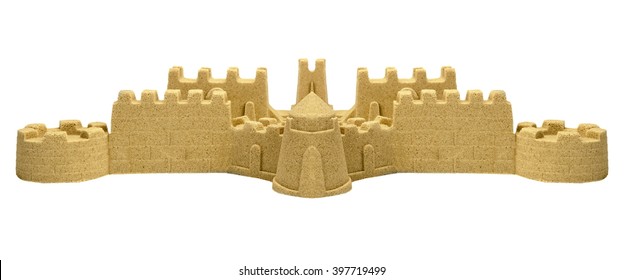 Castillo de arena grande y ancho con torres aisladas sobre fondo blanco, actividad de playa de verano interior o exterior, vista frontal, primer plano, aislado