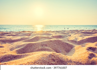 Hermosa playa de arena y mar al atardecer con espacio de copia para el fondo: filtro vintage y mejora el procesamiento del color