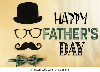 父の日おめでとう。山高帽、口ひげ、ベージュ色の背景に蝶ネクタイ