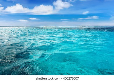 Fondo de la onda del verano de la superficie del mar Caribe. Paisaje de agua exótica con nubes en el horizonte. Paraíso natural de agua tropical. Cuba naturaleza relajarse. Viaje a la isla tropical. Tranquilidad de la naturaleza del océano