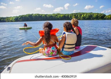 Tubing familiar desde un barco en un lago interior