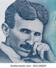Retrato de Nikola Tesla en billetes de 100 dinares de Serbia cerca de macro, primer plano de dinero serbio