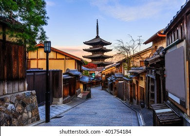 朝、京都の八坂の塔と三年坂通り