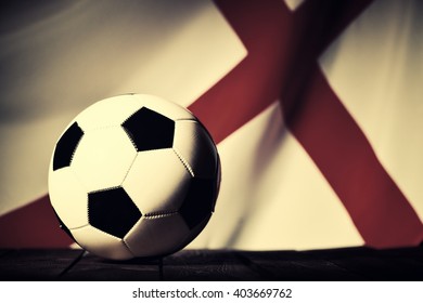 Bendera England dengan bola sepak di papan kayu sebagai latar belakang. Gaya Vintaj. BANYAK GAMBAR LAIN DARI SIRI INI DALAM PORTFOLIO SAYA.