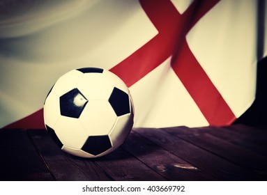 Bendera England dengan bola sepak di papan kayu sebagai latar belakang. Gaya Vintaj. BANYAK GAMBAR LAIN DARI SIRI INI DALAM PORTFOLIO SAYA.