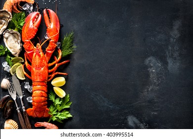 Schaaldierenplaat van schaal- en schelpdieren met verse kreeft, mosselen, garnalen, oesters als achtergrond voor een gastronomisch diner in de oceaan