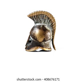 Antiker griechischer Helm im spartanischen Stil isoliert