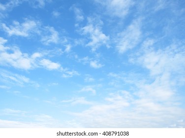 De uitgestrekte blauwe lucht en de wolkenlucht