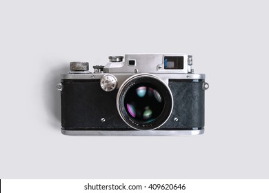 Alte Entfernungsmesserkamera auf weißem Hintergrund. Vintage-Stil