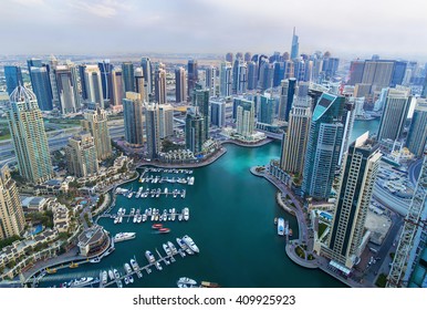 Lihat di gedung pencakar langit Dubai Marina dan marina superyacht paling mewah, Dubai, Uni Emirat Arab