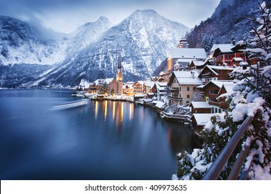Winteransicht von Hallstatt, traditionelles österreichisches Walddorf, UNESCO-Weltkulturerbe. Alpen, Österreich.