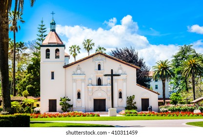 Misión Santa Clara de Asís, la octava de las 21 misiones establecidas por los misioneros españoles en el estado de California. Hoy, la misión sirve como capilla estudiantil para la Universidad de Santa Clara.