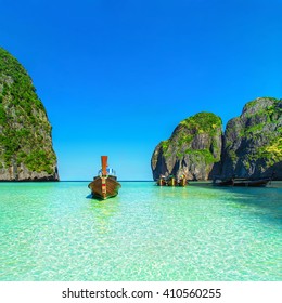 Vista exótica de la playa de Tailandia con botes tradicionales de cola larga contra empinadas colinas de piedra caliza después de la marea de inundación, Maya Bay, isla de Ko Phi Phi Lee, archipiélago de Phi Phi, parte de la provincia de Krabi, Mar de Andaman