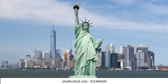 Patung Liberty. New York, panorama Manhattan dengan One World Trade Center (Freedom Tower) dan Hudson River, USA