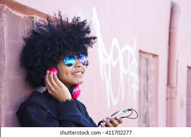 音楽を聴いている都会の女の子