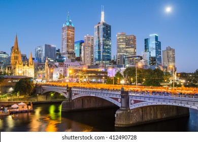 Landschapsmening van Melbourne stadsgezicht bij nacht. Melbourne de meest leefbare stad ter wereld in de Australische staat Victoria 's nachts.