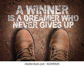 Vista superior de Boot on the trail con el texto: Un ganador es un soñador que nunca se rinde