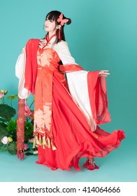 アジア / 蓮の上に座っている赤い伝統的なドレスを着た中国の女の子