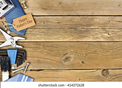 Etiqueta de regalo del Día del Padre Feliz con borde lateral de herramientas y lazos sobre un fondo de madera rústica