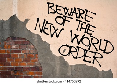 手書きの落書き Beware Of The New World Order が壁にスプレーされ、アナキストの美学。秘密の全体主義世界政府に関する陰謀論に注意