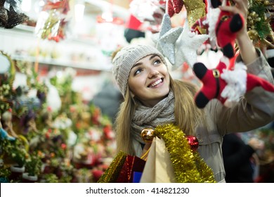 Portrait vu positiver amerikanescher Fra am Mantel poséiert op Xmas Foire am Owend