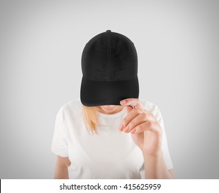 Plantilla de maqueta de gorra de béisbol negra en blanco, desgaste en la cabeza de las mujeres, aislado, camino de recorte. Mujer con sombrero gris y uniforme de camiseta simulacros sosteniendo visera de gorras. Diseño de gorra de béisbol de algodón en el repartidor.