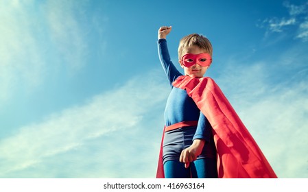 Superheldenkindconcept voor kindertijd, verbeeldingskracht en ambities