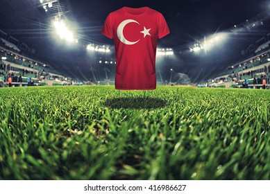 Nationale vlag van Turkije op t-shirt op voetbalstadion