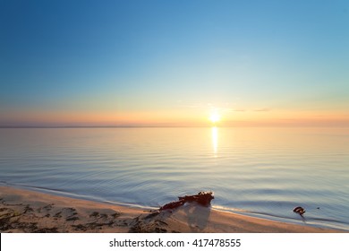 amanecer en el agua / Cielo brillante de la mañana de principios de verano Playa