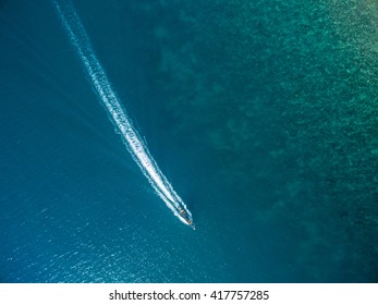 Đi thuyền buồm trên không nhìn ra biển
