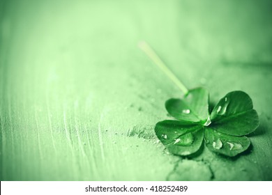 聖パトリックの日、緑の木製の背景にクローバーの葉