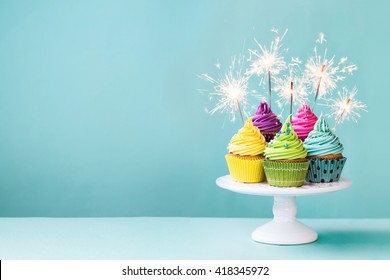線香花火とケーキ スタンドのカップケーキ