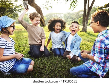 Ý tưởng trẻ em chơi vui vẻ trong công viên ngoài trời
